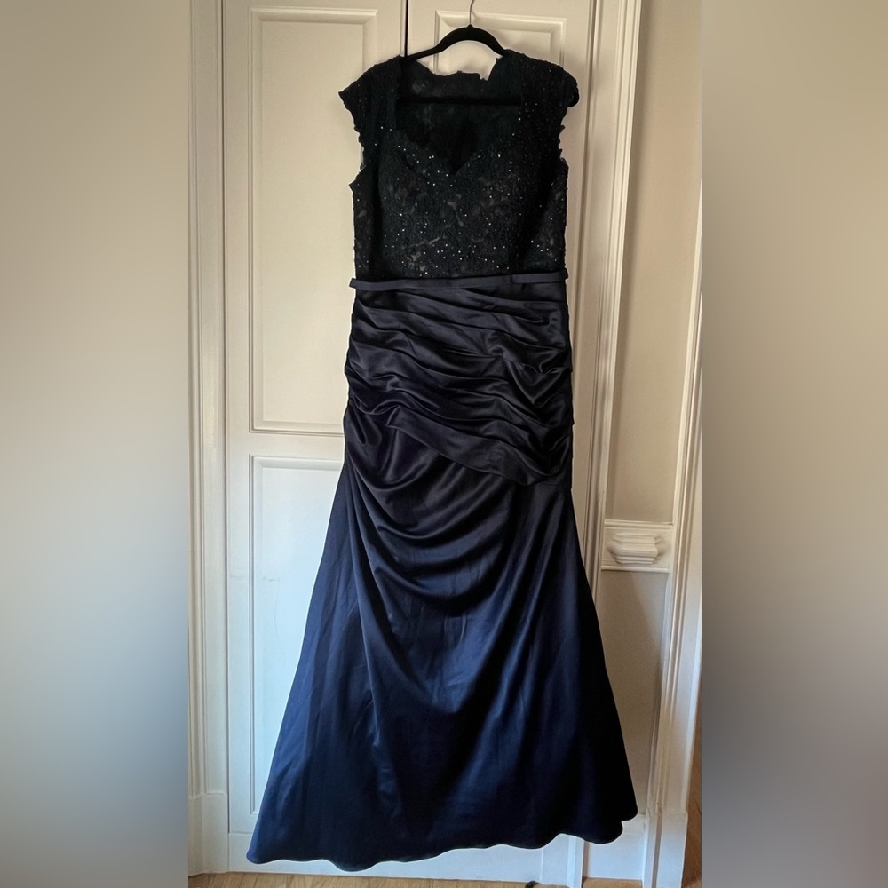 NWT Elegant La Femme Dress size 16